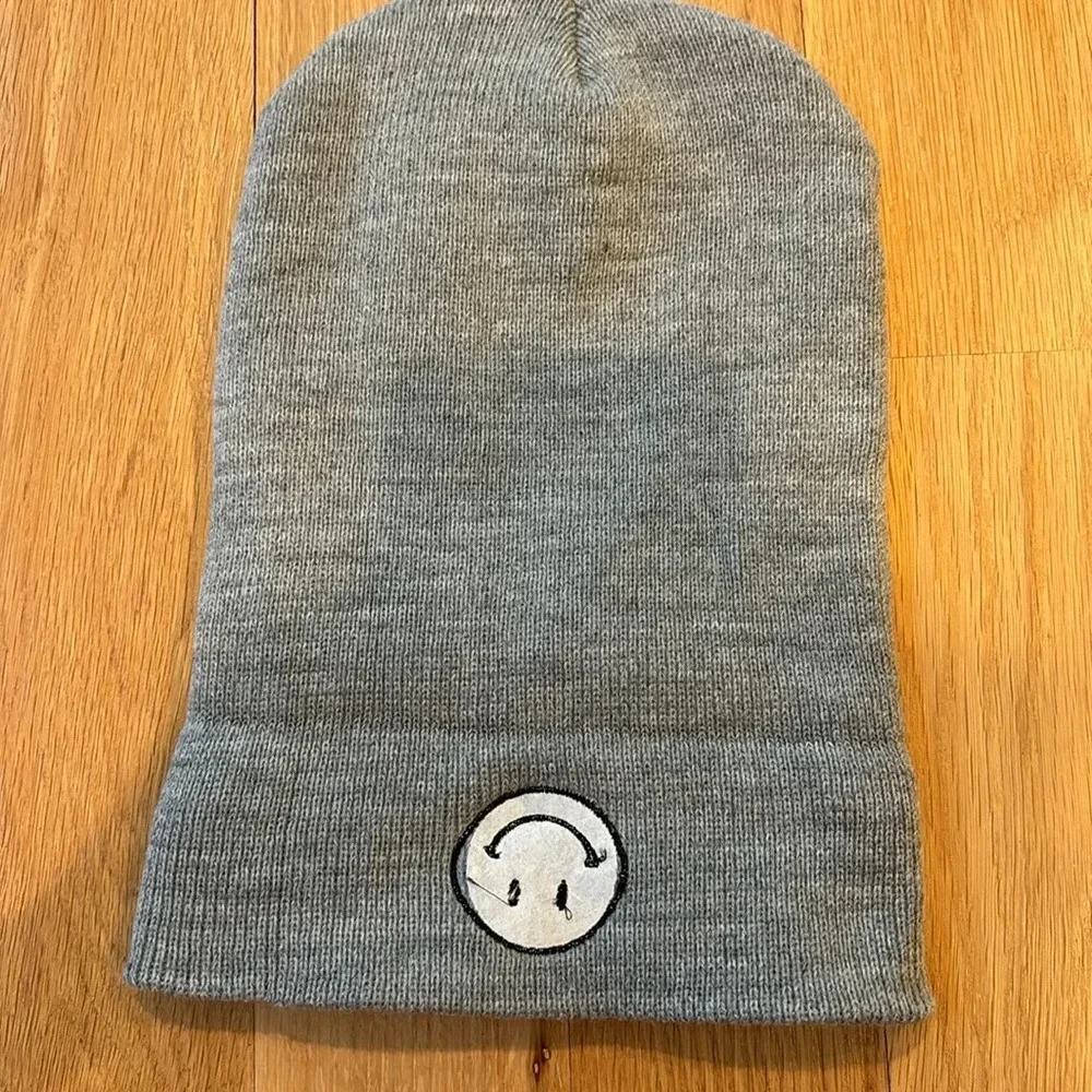 Vinnie Louise Beanie Hat Knit Smiley Face Grey NWT